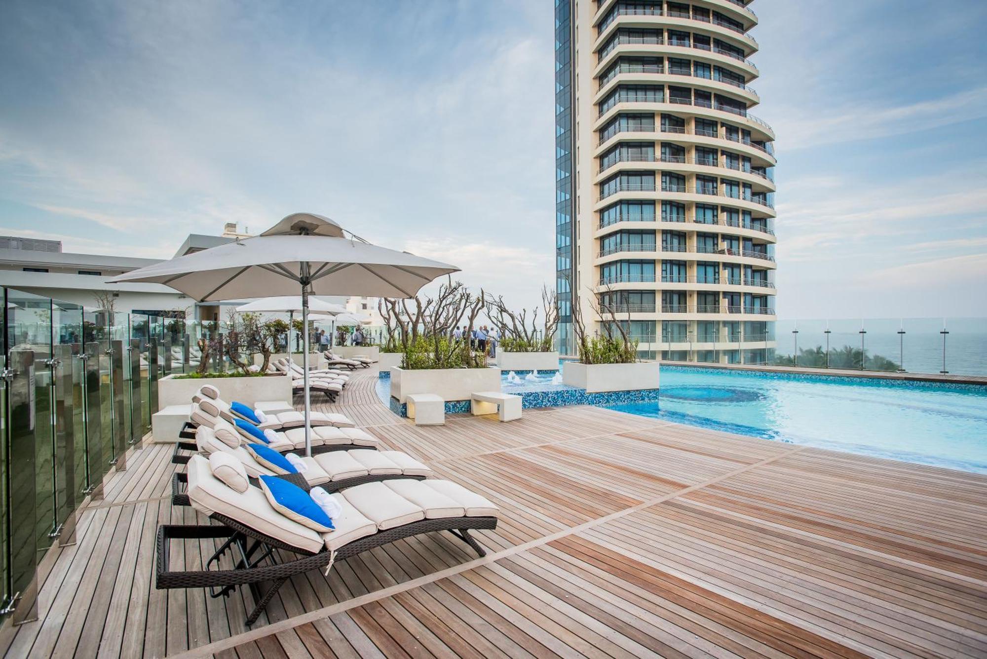 The Capital Pearls Hotel Durban Exterior photo The swimming pool at the hotel
